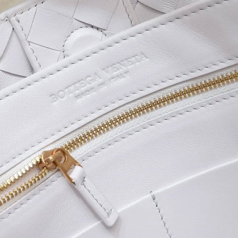 The 2023 new Andiamo batch of 2260 BV has been shipped‼ ️Really popular🔥The new Andiamo woven handbag launched by Bottega Veneta this season is really popular all over the world! ! Celebrities at home and abroad have worn it, and Oscar-winning actress Michelle Yeoh has taken it out on the street. Song Jia, Trai Yara, Yu Feihong, Sanji Ayaka, Rosie Hunting-Whiteley, Yoshioka Riho, etc. have all picked up this bag. It is classic and versatile, showing off its temperament, and the bag capacity is also large, which is very convenient for daily commuting! ! A variety of carrying methods, the shoulder straps can be adjusted by yourself, the original lambskin feels soft and delicate, and the unisex style breaks gender boundaries and brings a more practical and longer-lasting use experience. Andiamo, which has both elegant and casual styles, perfectly interprets the true appearance of "fashionable old money style". Style number: 8463 Size: 32*24*12